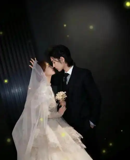 原来,这两天肖战的一些婚纱照在网络上满天飞舞,全都是粉丝们p的图