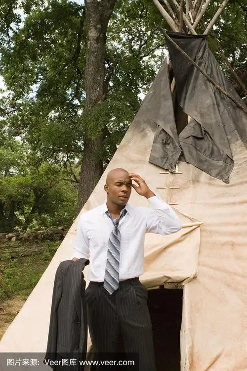 困惑的非裔美国商人西装领带外面的帐篷