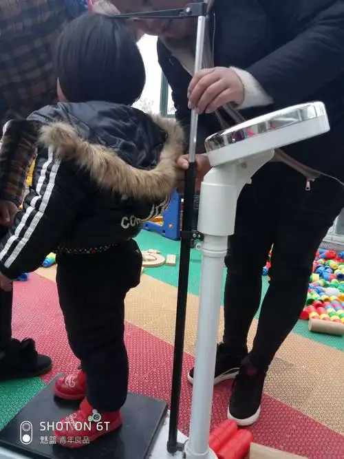 弘源幼儿园小班的宝贝们量身高体重啦!