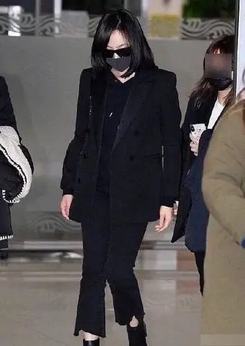 崔雪莉今日出殡,f成员合体送行,有人哭到泪崩