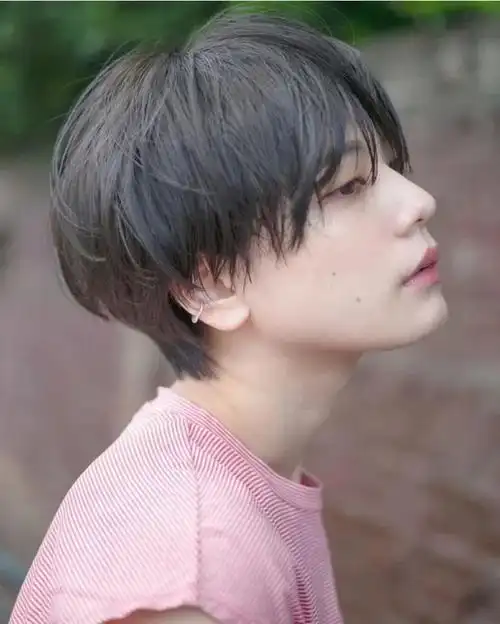 超酷的齐耳短发也很受女生欢迎,除了很好打理之外,层次感,纹理感丝毫