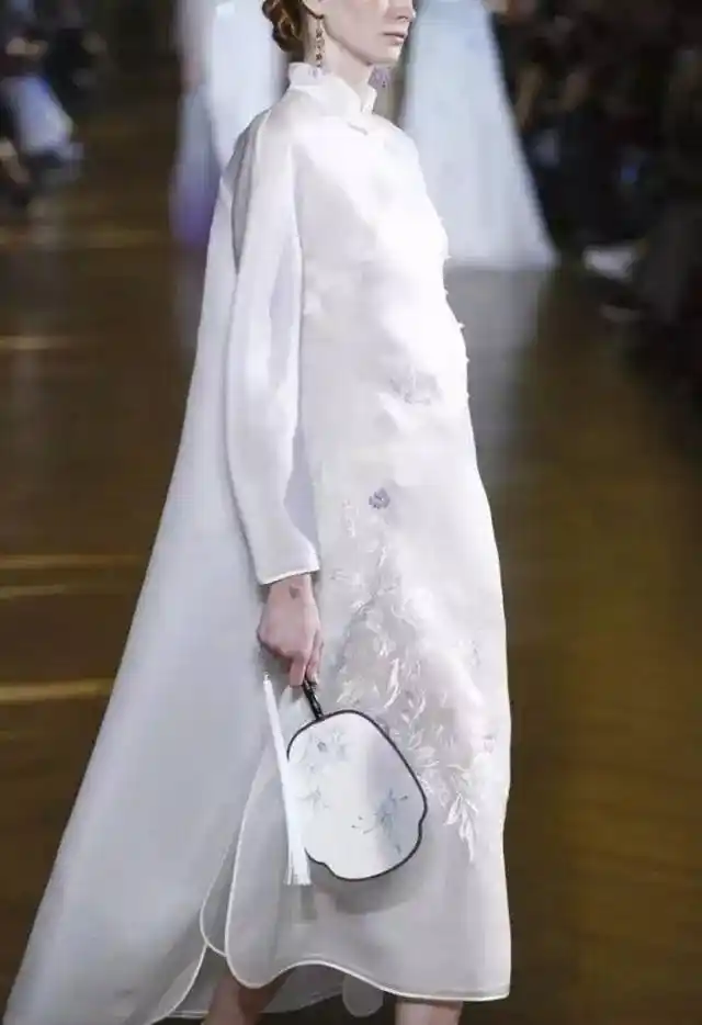 她用一件衣服再现东方之韵,这才是美到极致的中国风|服装设计|熊英