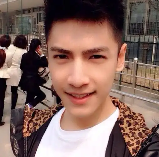 罗云熙素颜证件照曝光细看五官后是不是纯天然一目了然