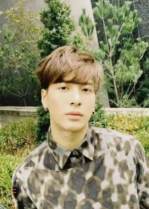 王嘉尔潮男出街,穿白色短袖搭配黑色长裤,头戴针织衫潮流十足_时尚