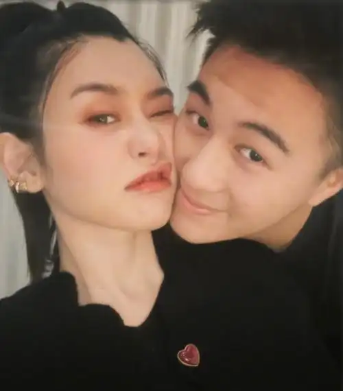 奚梦瑶与老公脸贴脸庆生!脸蛋被老公挤到变形,戴3个耳环太抢镜