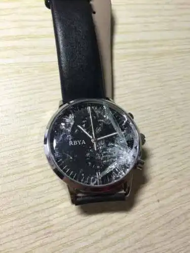 碎屏不保修,表带坏了不保修,修的价格是手表价格的一半,坑逼商家!