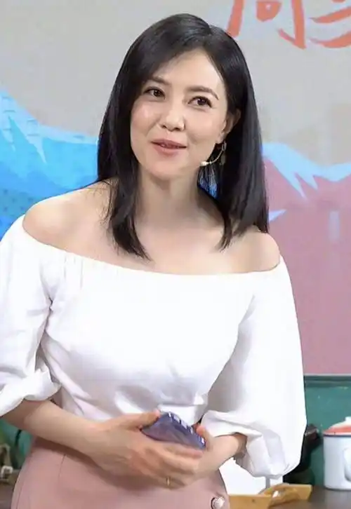 气质女神高圆圆老了出镜显眼角皱纹一字肩上衣却美丽动人