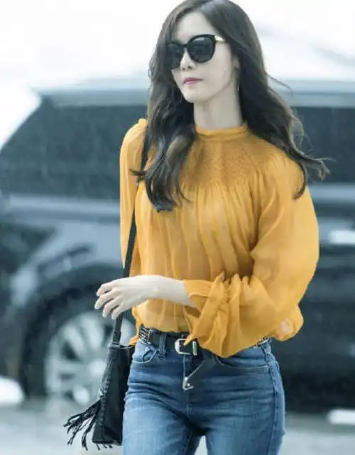 韩国女星林允儿太给力了,穿搭时尚减龄,高清镜头下也可以这么美