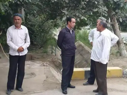 墨玉县县委副书记,政府县长马合木提·吾买尔江前往芒来乡调研