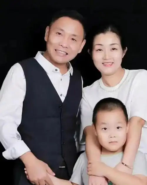 祁隆,国内超有名的男歌手,还兼具音乐制作人和词曲创作人的身份哦!