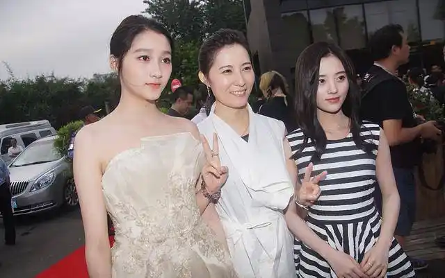 关晓彤罕见和鞠婧祎合照,穿礼服高贵大气,长得高太惹眼了,_裙子_效果