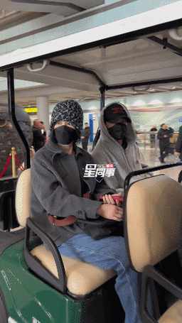 王菲谢霆锋一起回国##王菲机场拍谢霆锋手臂好甜##王菲谢霆锋还国