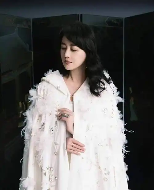 周海媚生日写真发布,不给人生设限的她,没有辜负岁月的热爱_金庸_姐姐