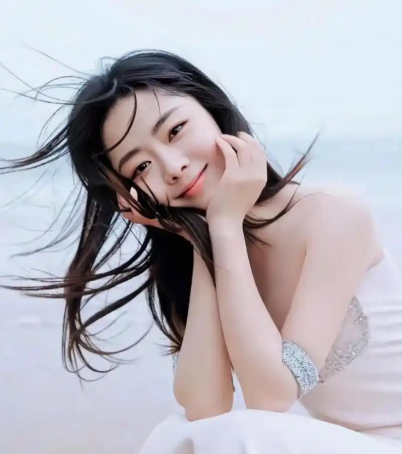 谭松韵不只是可爱,也有性感的一面,这个抹胸长裙的造型就很漂亮,看来