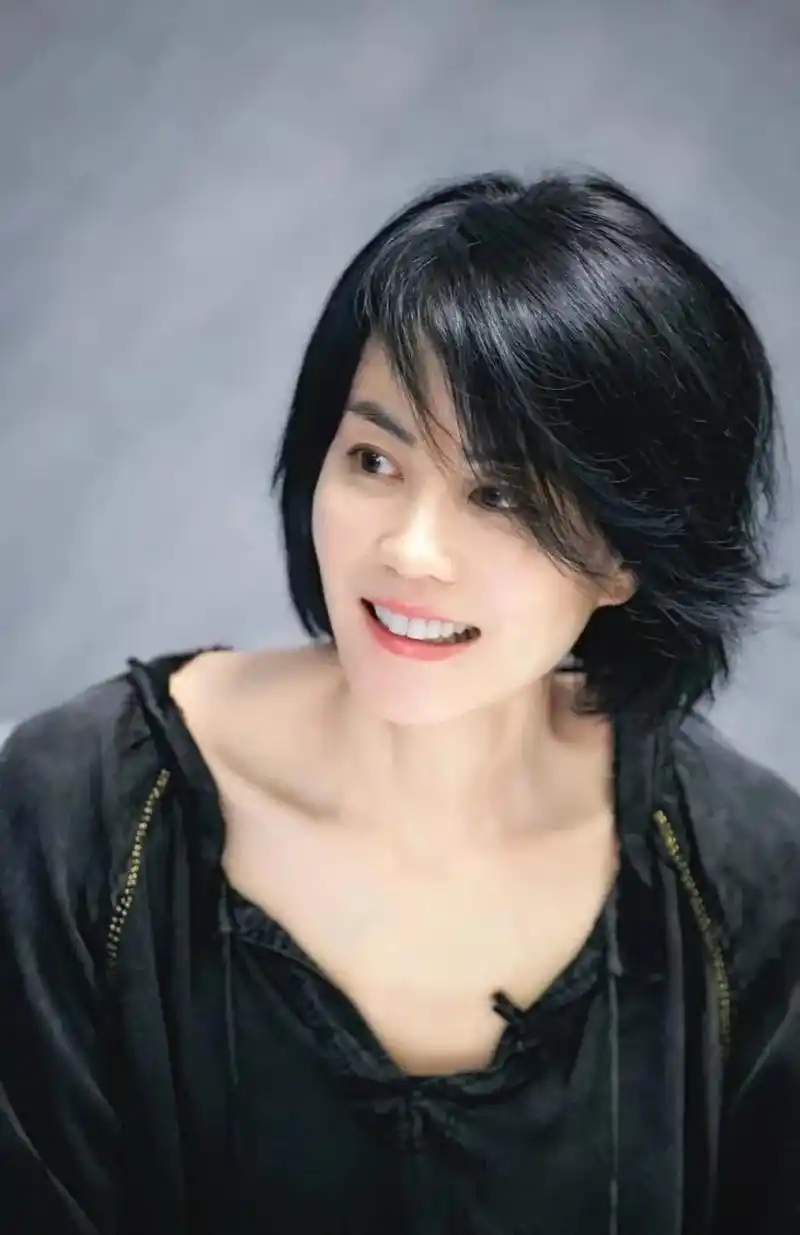 1997年,王菲以6000w的天价,签约百代唱片公司.