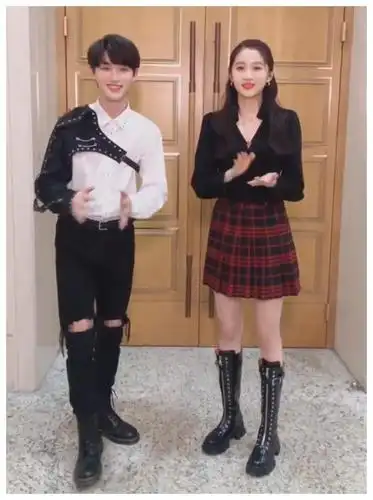 关晓彤和丁程鑫跳舞,关晓彤自带女神气场,丁程鑫没hlod住__财经头条