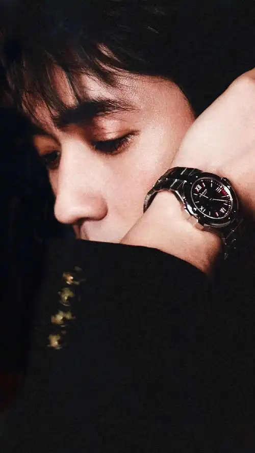 朱一龙侧颜剪影