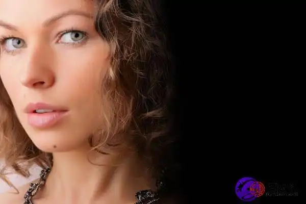 女人下颚底下有痣1,女人右下巴底下有痣,代表了权利地位.