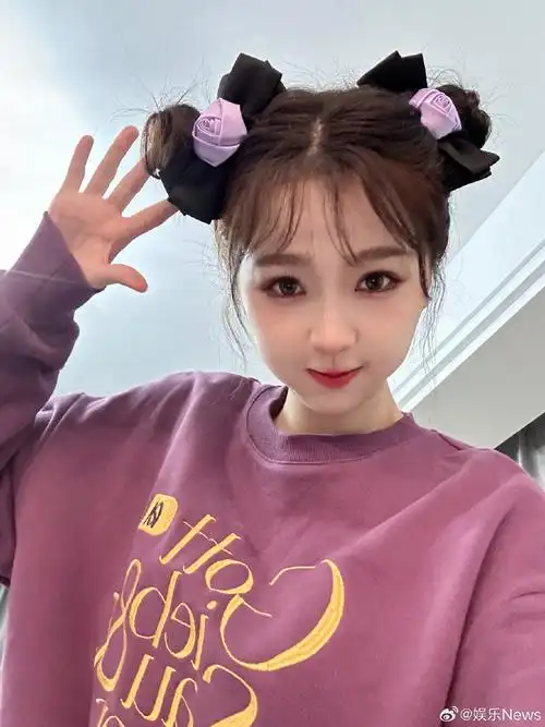 虞书欣蝴蝶结丸子头造型#虞书欣今日份随拍,蝴蝶结丸子头空气刘海,好