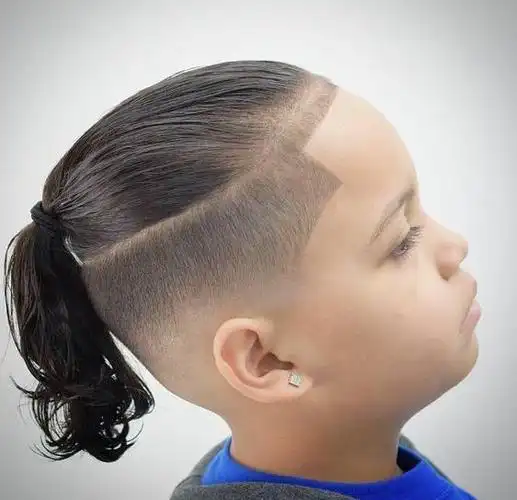 下面全部铲青,清爽利落又有型的发型显得个性十足,酷酷的小帅哥上线!