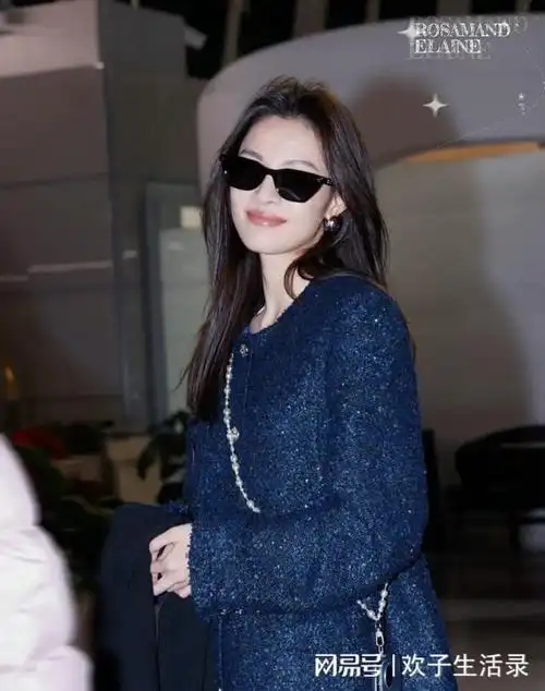 钟楚曦机场摇曳生姿蓝色小香风外套蓝色牛仔裤腰肢摆动像模特