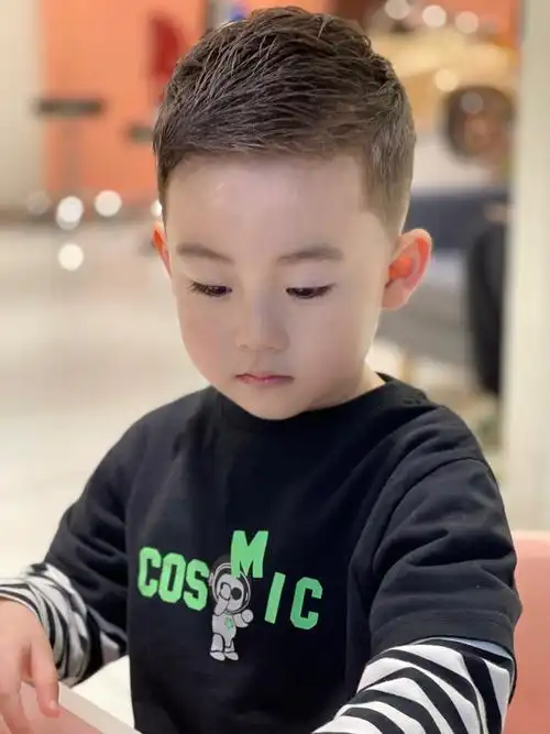 小男孩发型夏天就要清清爽爽的呀