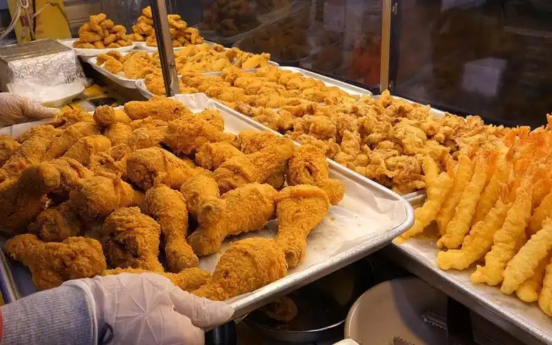 韩国街头美食大赏:那一抹金黄,让你口水直流的炸鸡!