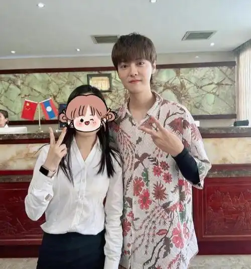 曝鹿晗关晓彤已领证!刚结婚就帮女方父母还债,机场露面心情.