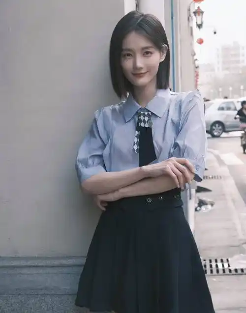 李一桐齐肩短发学院风清新造型!