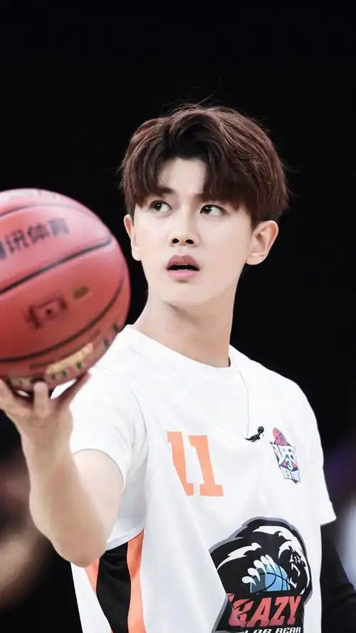 任嘉伦打篮球的小哥哥真的超级帅了 cr@·一一不是破折号