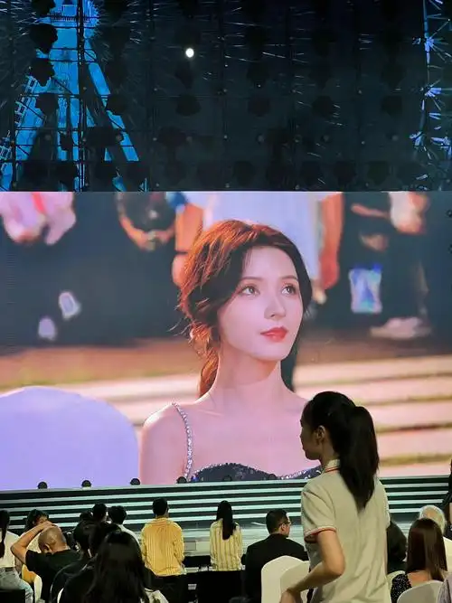 张予曦北京电影节大学生电影节一身白色泡泡袖长裙