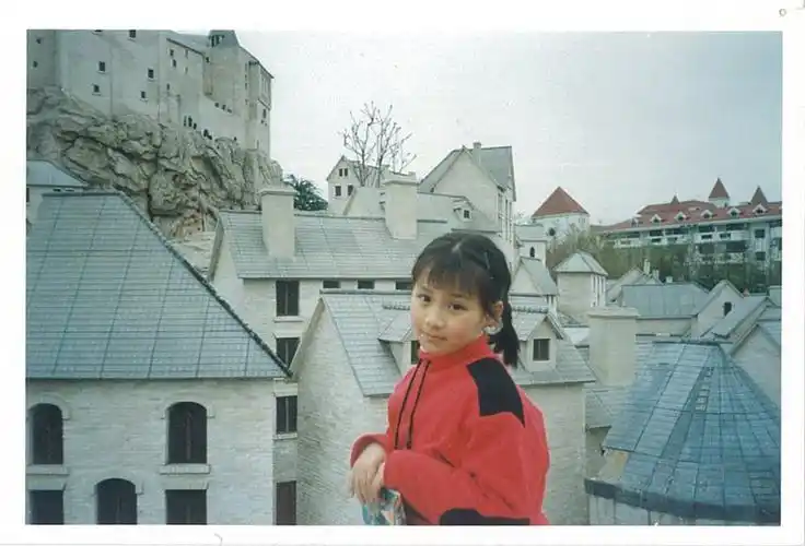 马思纯童年照首曝光双马尾大长腿少女感十足