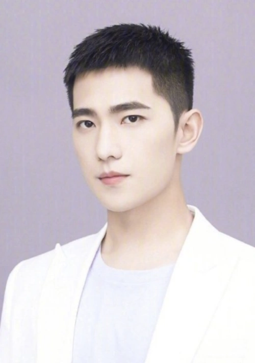 李现晒夏日寸头新发型,果然经得住圆寸的男人才是真的帅