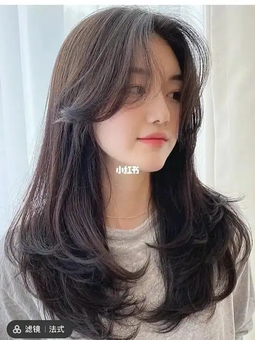 慵懒的微卷中长发什么脸型都适用!内扣烫发