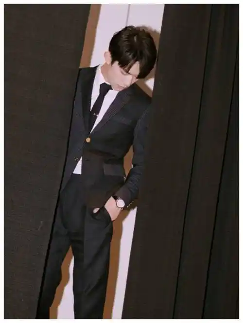 原创易烊千玺对身高有多自信长袜包住裤脚三节式穿搭够时髦