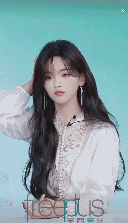 杨超越剪刘海了