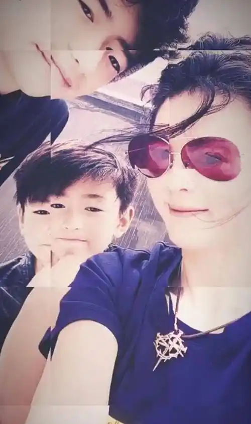 张柏芝带儿子逛街,弟弟身高快赶上妈妈,哥哥卷发遮眼酷似谢霆锋_那英