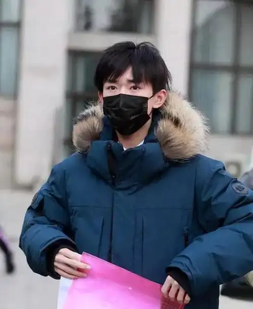 前两天,易烊千玺现身中戏艺考考点,身穿藏蓝羽绒服,戴着黑色口罩,眼神