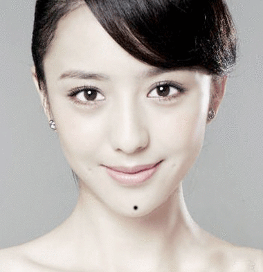 女人嘴唇上面有痣代表什么痣相易奇八字在线算命,面相中的下巴也可以