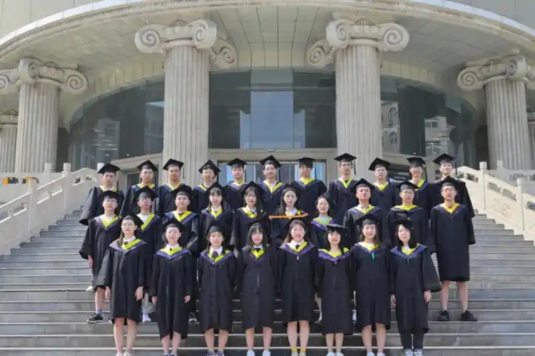 毕业照学士服怎么穿