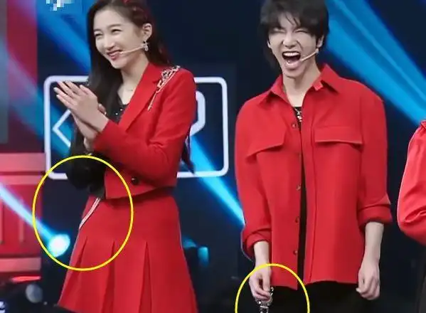 关晓彤华晨宇上台戴情侣款窃窃私语姿势亲密回家该跪榴莲