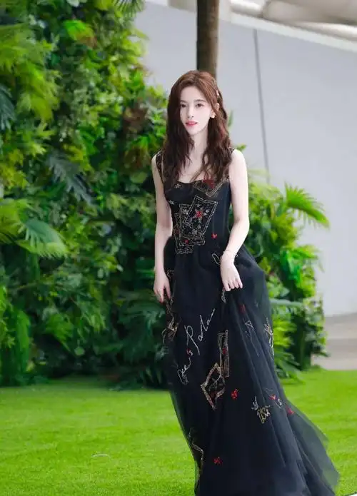 鞠婧祎礼服look一览,这个颜值真的很能打啊,是初恋的感觉没错了