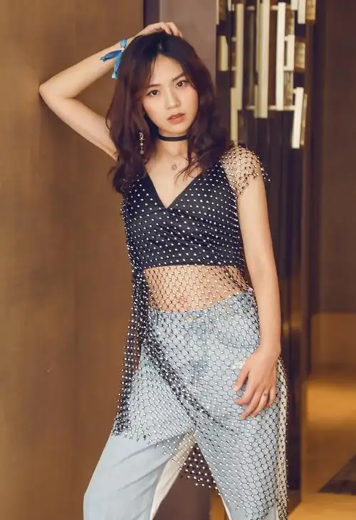 简介:黄英性感魅力写真图片,分享一组黄英图片给大家,图中的明星图片