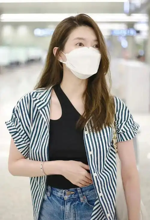 江疏影机场私服穿蓝条纹短袖衬衫配牛仔裤清爽干净又舒适