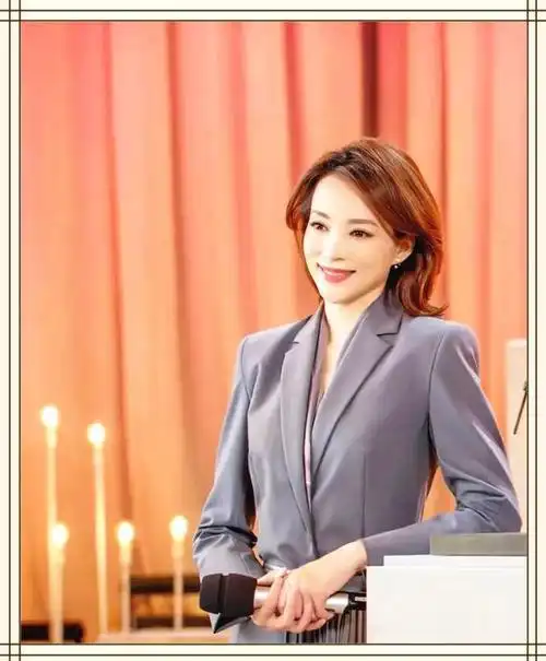 董卿不愧是主持界的清流穿渐变西装知性优雅支持国货底气十足