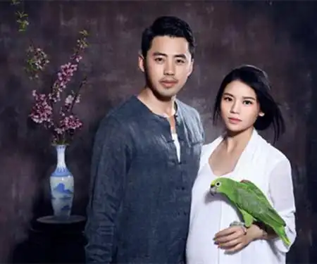 图快女黄英结婚怀孕已久老公陪同采购婴儿用品