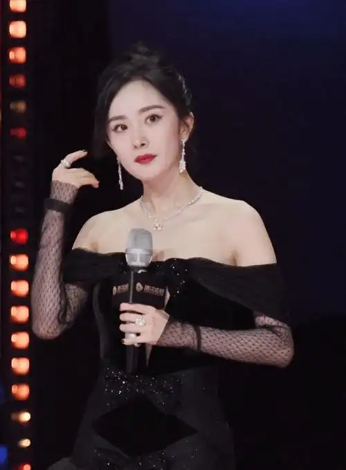 图片[3]-黄磊421事件 被称为"带货女王"杨幂的时尚穿搭-东山资源库