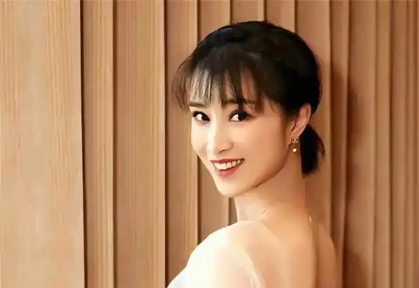 演员奚望:在继父刘之冰支持下离婚后,带着女儿的她,现在怎样了