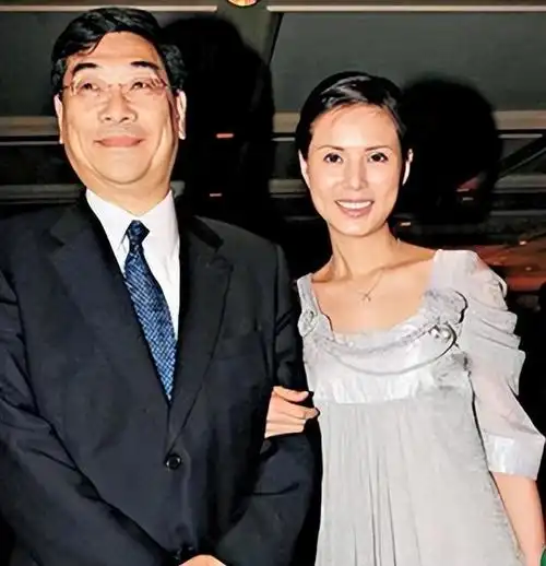 1998年事业正值巅峰的时候,李若彤认识了富商郭英泉,并有了一段长达10