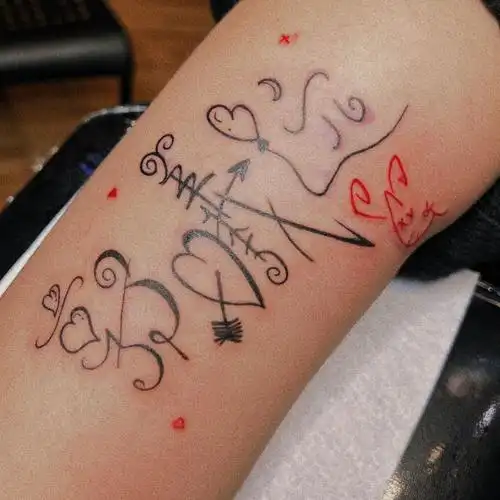 女孩把她男朋友写的名字纹在身上